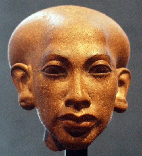 Head of a daughter of the 18th Dynasty pharaoh Akhenaten (r. ca. 1353-1336 BCE).  Now in the Staatli