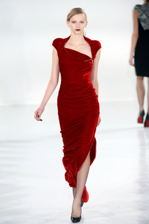 modelmofos:Tetyana Melnychuk @ Antonio Berardi F/W 2010-11, London