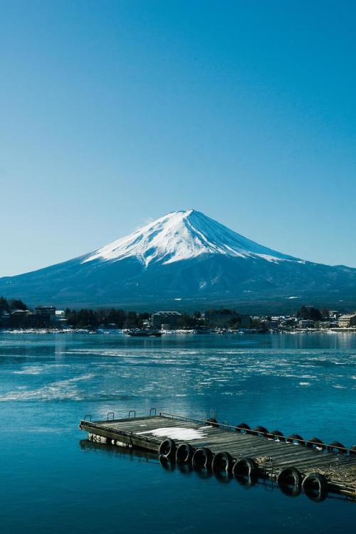 japanpix:Fujisan with a frozen lake. Kawaguchiko, Japan.