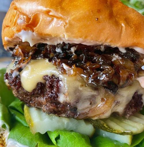 Burger w/ caramelized onions and smoked gouda