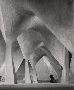 dromik:  Felix Candela, Iglesia de la Medalla Milagrosa, Mexico City, completed 1955. Photo by Lola Alvarez Bravo, 1954