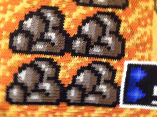 heck-yeah-old-tech:  kevac11:  (vía My friend used 6,5 years (800 hours) to make this awesome Super Mario blanket - Album on Imgur) Amazing,  That’s way too hardcore.  want!