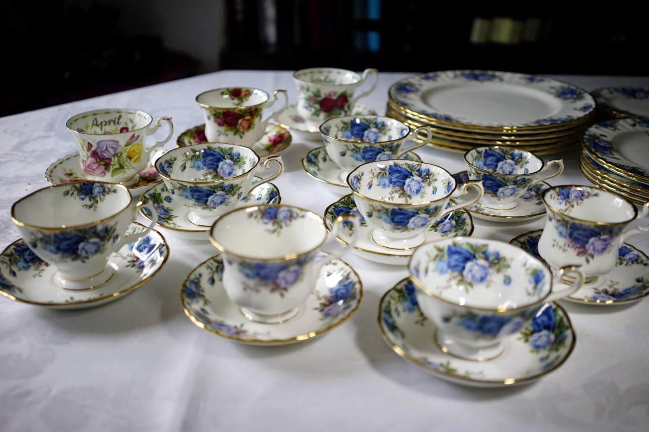 How can you tell if royal albert china is a second?