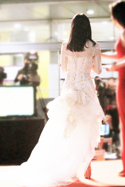 baektastic:  the back of IU’s dress at