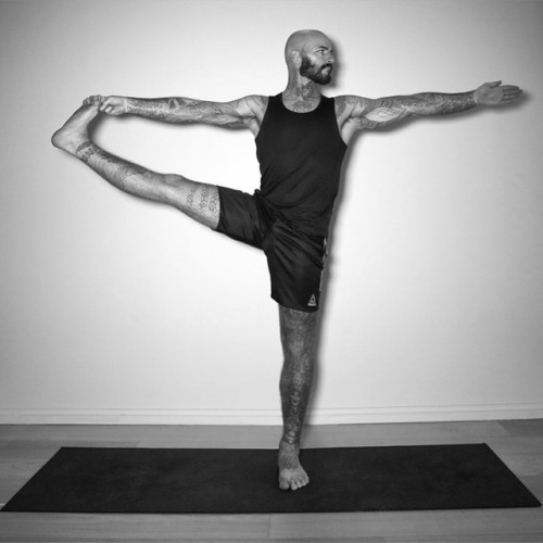 #utthitahastapadangusthasana Strengthens and tones the thighs, calves, and ankles. It stretches the 