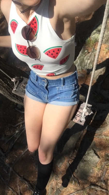 shay-gnar:  went on a walk with con, we swung and ate mangoes by the river