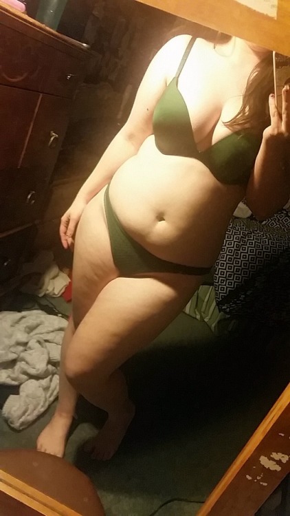 lilblushingtulips:  finally completed my green bra and panty set, i love it so much~♡