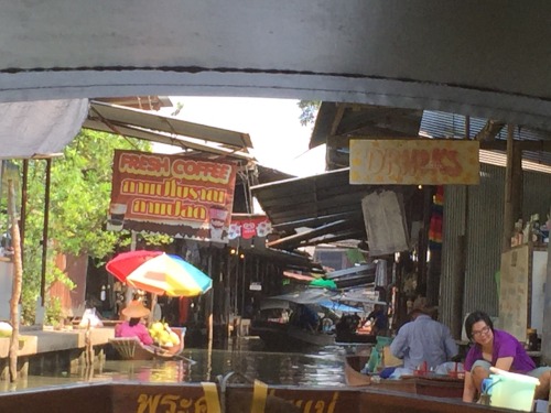 Damnoen Saduak Floating Market ~ Ratchaburi, ThailandFloating markets are quite common through Tha