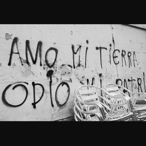 yo-elegi-vivir-contento:  Amo mi tierra, odio mi patria.