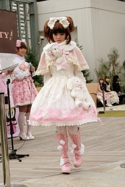 babes-gothic-lolita:  classic lolita : 