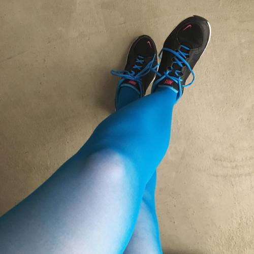 Another day of opaque #tights #opaquetights #nylons #hosiery #stockings #pantyhose #nike #hoseb4bros