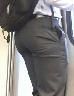 straightmanaddiction:  Tight ass in suit