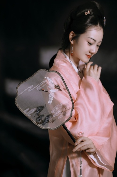 Traditional Chinese hanfu &amp; Chinese fan by 古典新风尚