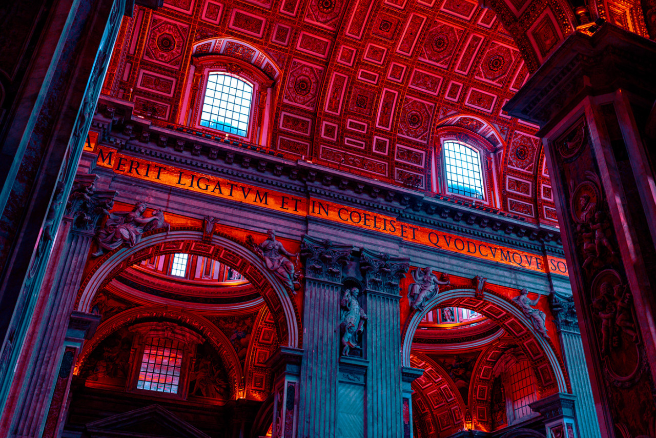 escapekit:Red Lights : VaticanFrance-based photographer Aishy shares shots of  The