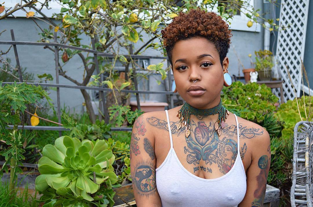 aggienes: golden-browncrown:  Lil mama back at it with the beautiful smile  IG: @k6mil