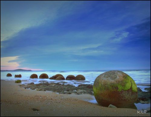 earthstory:  MOERAKI BOULDERS, NEW ZEALAND These boulders are found on Koekohe Beach, between the Hampden and Moeraki townships in North Otago, New Zealand. These boulders are grey-coloured septarian concretions, exposed through shoreline erosion from