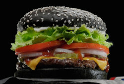 menospolicia-maspoesia:  papermagazine:  Burger King Is Bringing Goth Burgers to the U.S. For Halloween  Esa madre me recuerda a cuando don cangrejo daba las carnes de las cangreburguers amarillas…. Pero estaban echadas a perder jaja