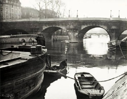 d-outre-temps:mimbeau:Le Pont NeufParis circa 1930André Kertész§