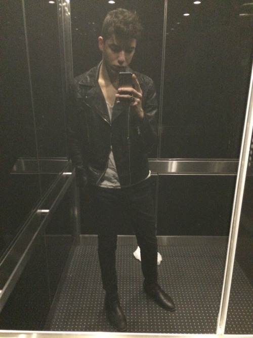 krisvan-cry: Drunk/horny/lastnight/thismorning elevator looks