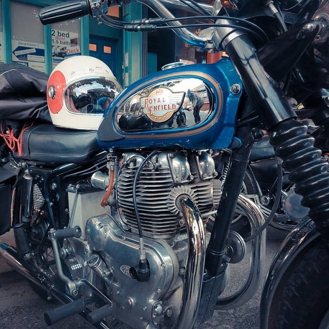 castandsalvage:  #royalenfield #bellbullitt 