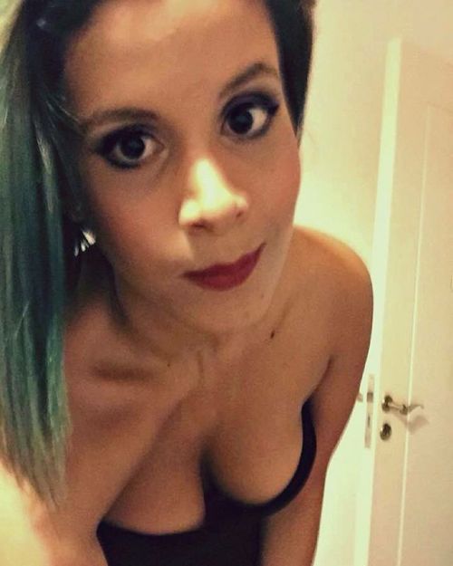 hardcocklovergirl: Beautiful girl to give you a hand job. Time to masturbation ♥ Visit my blo