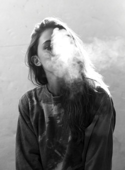 f-crystallize:  Amelia Zadro  smoke break
