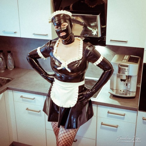 Maidwoch… kapiert?#latex #rubber #gummi #gummigirl #rubbergirl #latexgirl #rubbermaid #shin