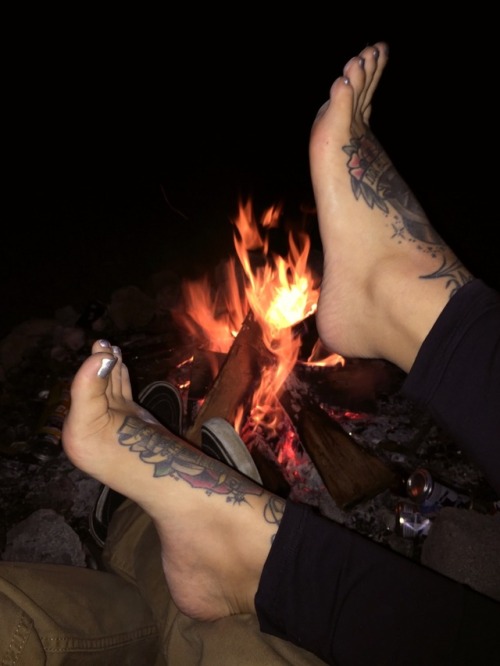 prettyfeetaddiction: wvfootfetish: smokingsoles1: Missing warm summer nights around the campfire!  S