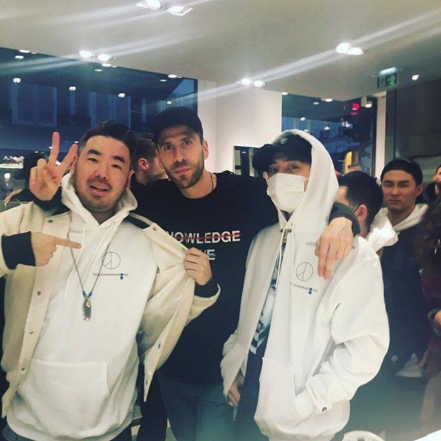 G-Dragon at Collete
160124 hqqhqq199596 instagram update:
我举起手机，他就说我们一起拍一张吧，眼睛直勾勾看着镜头！#gdragon #gd #colette