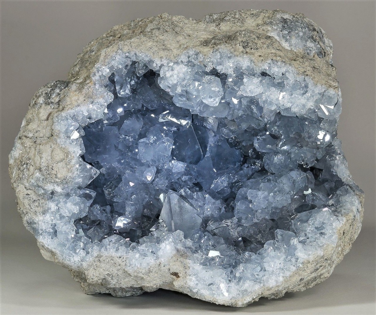 bijoux-et-mineraux:  Celstite geode - Sakoany, Madagascar
