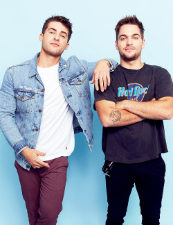 hotfamousmen:    Cody Christian and Dylan Sprayberry   