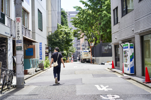 「休日の西新宿 - 55mm f2.8」休日の西新宿はひっそりとして散歩にはもってこい今は辛抱の時なれどまた再び素敵な店店に夜の明かりが灯る日を願いつつ普段はあまり来ない街をブラブラと散策してみた