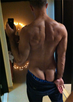 2hot2bstr8:  that back and that ASS!!!!♡♡♡