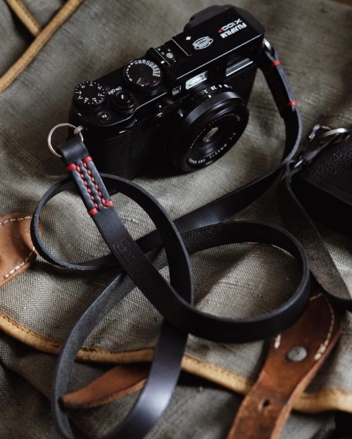 No slim pickins here, just a slim version of our classic Nero strap, hand stitched from black horwee