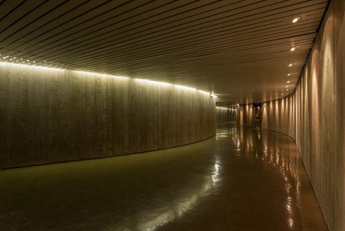 justbmarks: Corridor at the Espace Niememeyer, Paris, by Arch. Oscar Niemeyer via le luxographe (fl