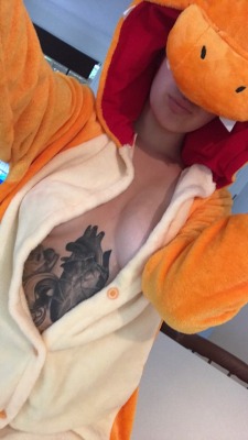 alt-nymph:  sexy charmander 🔥  (buy my nsfw snapchat to see under my tail!)