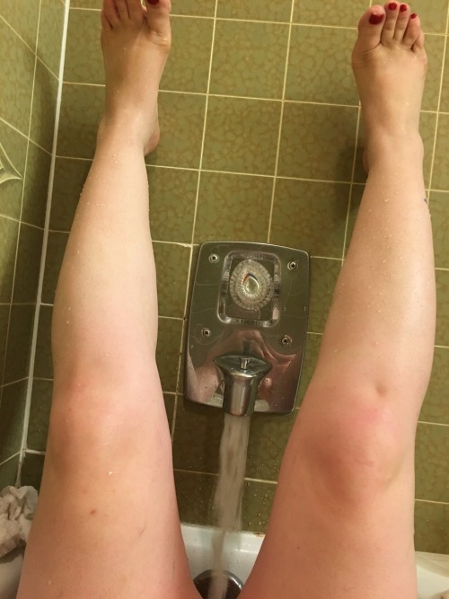 fluffybunny-world:  When a girl is horny and bored in her hotel room…