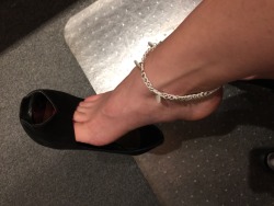 snoopythatsme:  misswrinkles:  Toe cleavage  Kiss