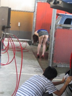 flashingthepublic:  Pussy flashing for the hard worker