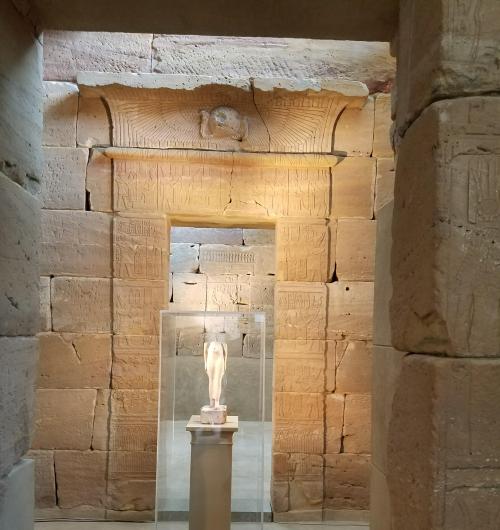 (via Interior of the Temple of Dendur. Completed by 10 B.C. Aeolian Sandstone. [2985 x 3164] : Artef