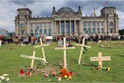 wellegegenvaterstaat:  Tausende von Menschen zogen am Sonntag Vormittag durch Berlin Mitte,sie zeigten sich solidarisch und vor allem mitfühlend gegenüber den im Mittelmeer verstorbenen Geflüchteten aus aller Welt. Des weiteren war die Wut gegenüber