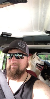 Had a good day at work and got off early 🤘🏼and the pups always love a ride in the Jeep