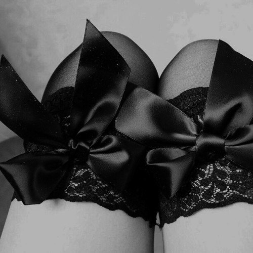black-and-white-erotic-art:  Irresistable… 