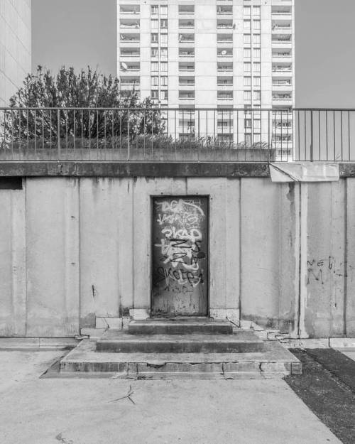 . Messager. . In the Pissevin quarter of Nîmes , build in the 1960s. Nîmes, Occitanie, F