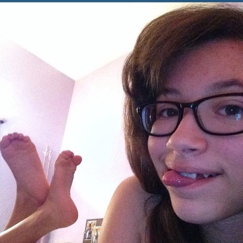 teensolespose:Click THERE to grab the complete pictures collection in FULL quality!teen feet girl so