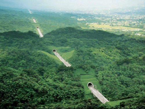 bluepueblo:  Ten Tunnel Highway, Taiwan photo via linda  if there aren’t exactly 10 tunnels, i will be so upset