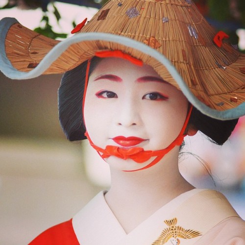 geisha-kai:  Maiko Satsuki dressed for a “Sparrow Dance” of Gion Festival by @kouetu on Instagram