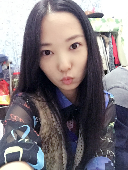 caomugou2018: yes-sostudentfun:又有新欢了，换得勤啊 刚才的骚逼平常的样子。