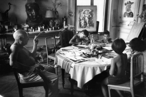 dolm:
“ Pablo Picasso giving a drawing lesson to his children Paloma and Claude, and two friends. France. Provence-Alpes-Côte d'Azur region. Town of Cannes. 1957. Rene Burri.
”