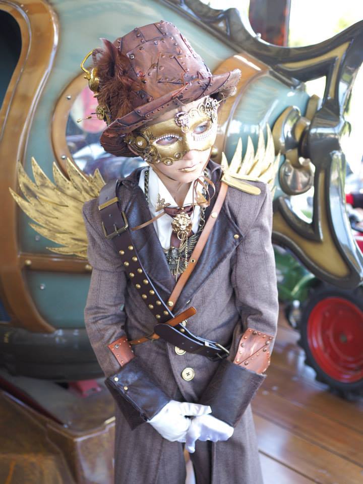 arsenicinshell:  Laetitia Goeres Vega is a super mum who made herself the costumes